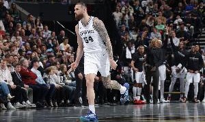 相当给力！马刺替补阵容上半场3人上双 布兰纳姆11分 马穆10分4板