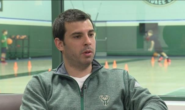 皇冠体育-全美多州疫苗供不应求 雄鹿副总裁火速接种引质疑